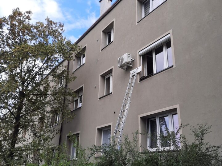Montaż klimatyzacji na elewacji bloku mieszkalnego