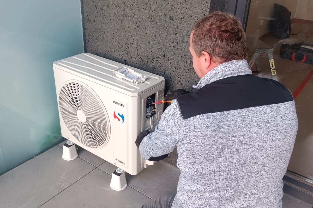 Monter Good Klima podłącza jednostkę zewnętrzną klimatyzacji