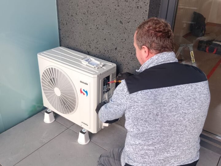 Monter Good Klima podłącza jednostkę zewnętrzną klimatyzacji